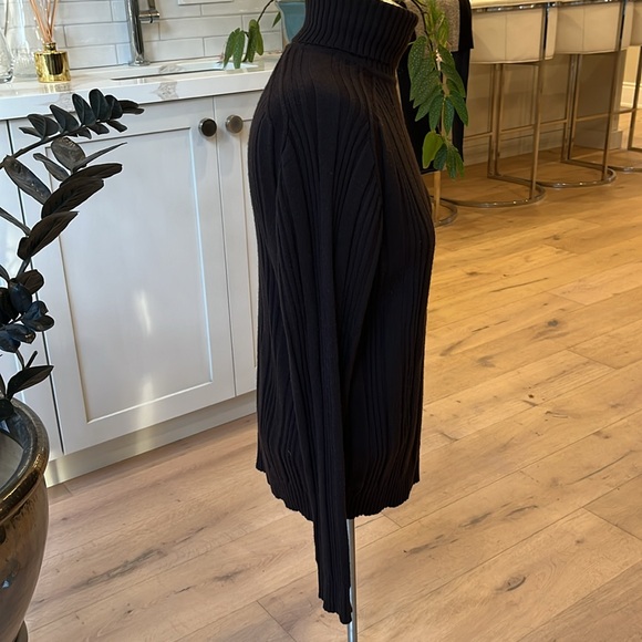 EUC Hugo Boss long sleeve wool turtleneck sweater. - Picture 4 of 12